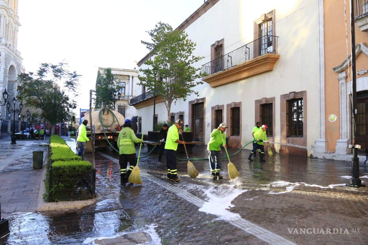 $!El lavado de calles y banquetas permitió restablecer la limpieza en puntos emblemáticos del Centro Histórico.