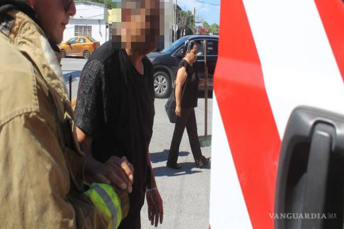 $!Entre los afectados también se reportó un integrante del cuerpo de Bomberos, quien resultó con picaduras durante las maniobras de control y fue trasladado a un hospital debido a complicaciones.