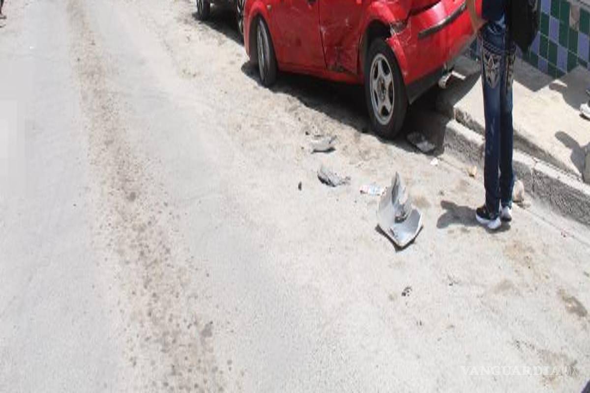 $!El percance ocurrió frente a la Clínica 73 del IMSS, donde cuatro unidades resultaron afectadas luego de una serie de impactos registrados durante la maniobra de la automovilista.