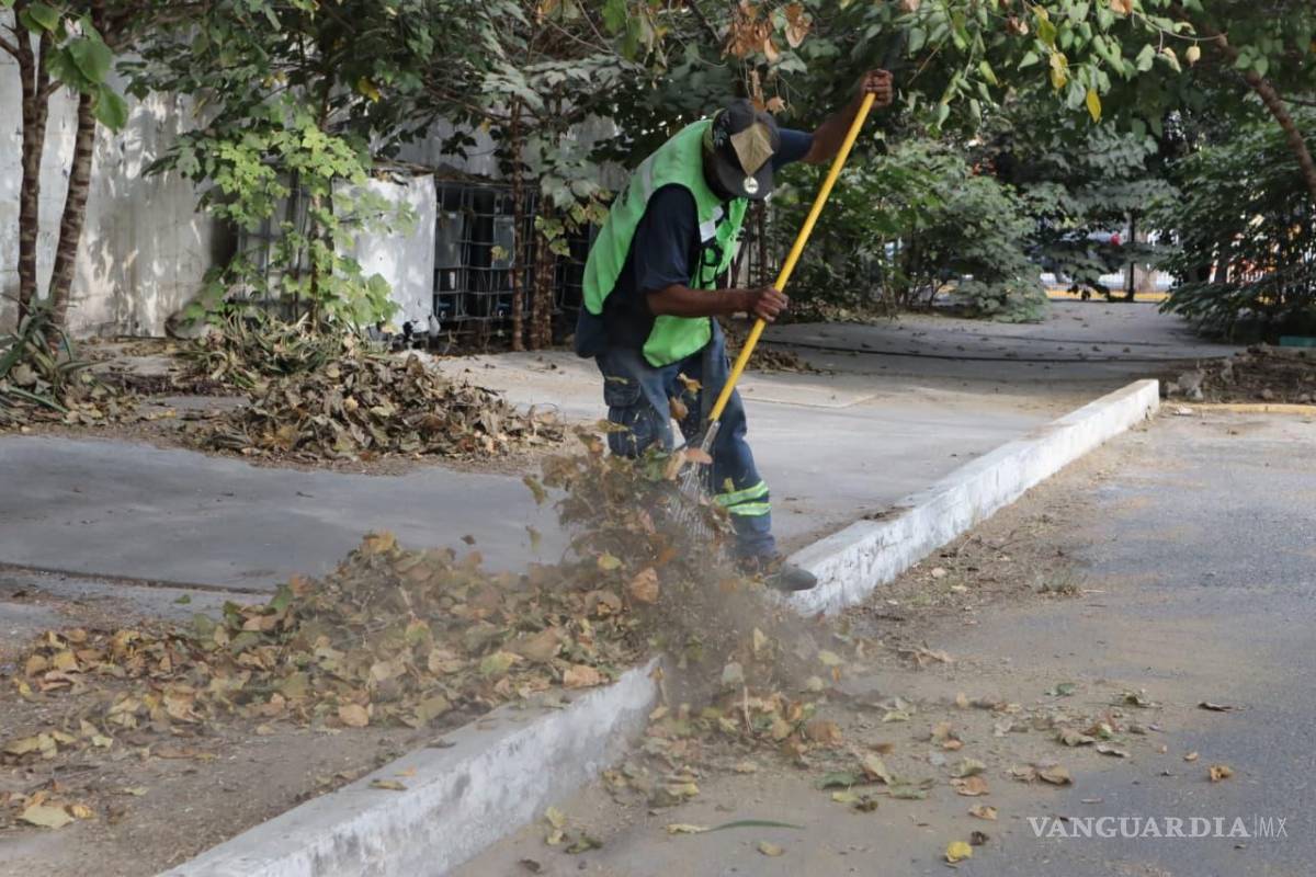 Refuerza Saltillo limpieza del paso peatonal en Nuevo Aurora
