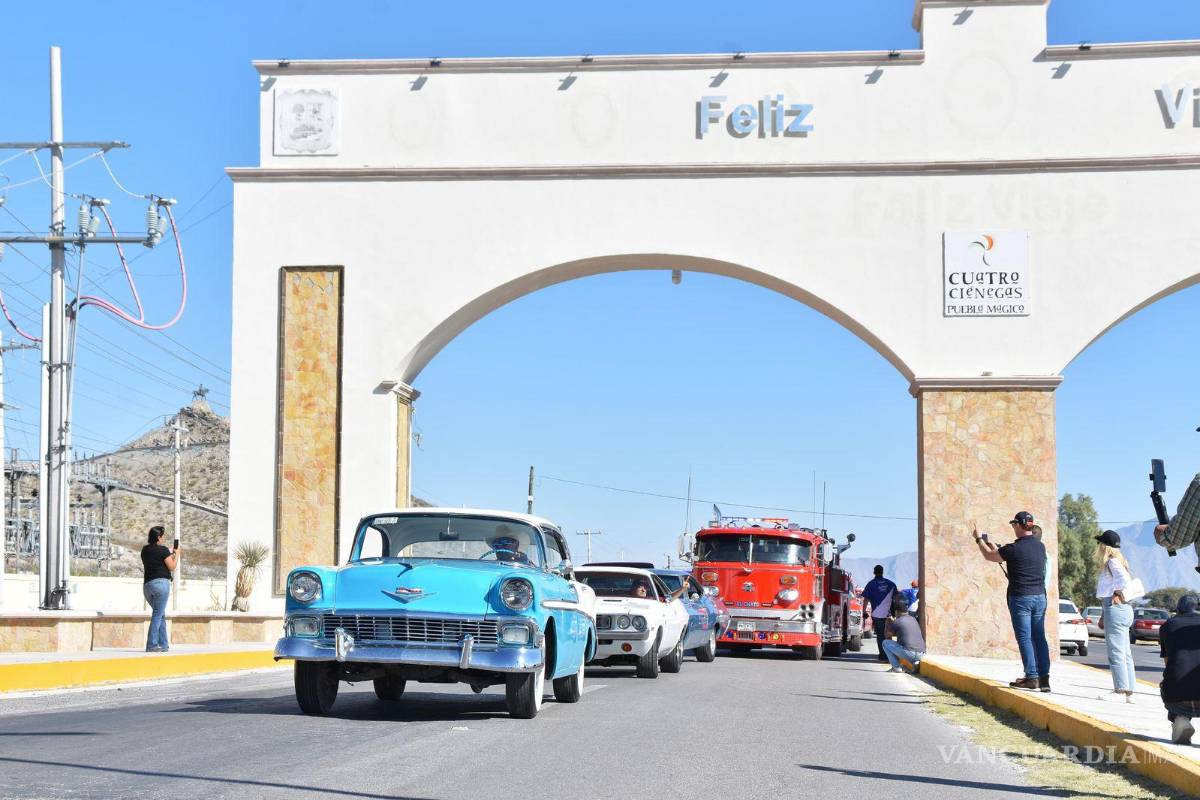 $!Autos clásicos recorrieron las calles de Cuatro Ciénegas ante la mirada de cientos de familias.
