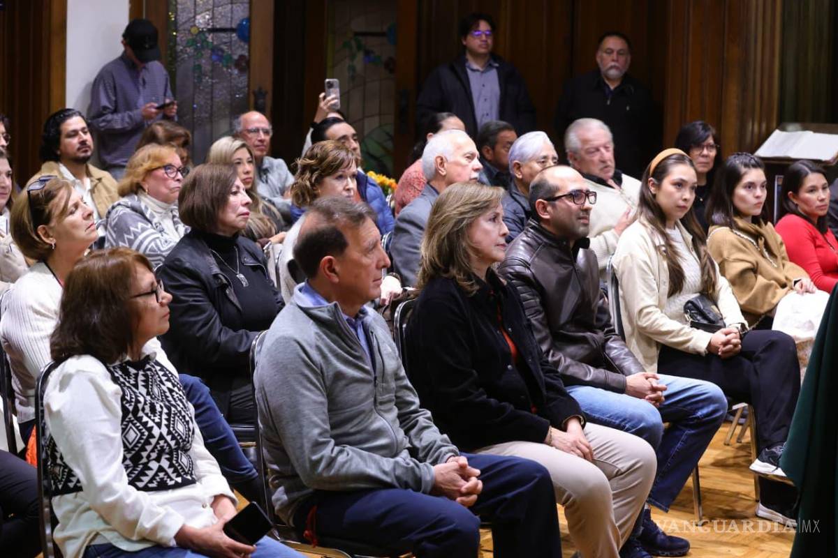 $!Durante el evento, Alan Argüello y Eduardo Ribé dialogaron con el público sobre la experiencia de escribir y el sentido de pertenencia en la literatura joven.