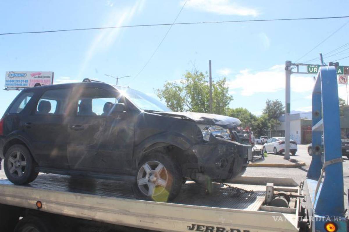 $!La camioneta Ford Ecosport resultó con daños frontales tras impactar al Nissan.
