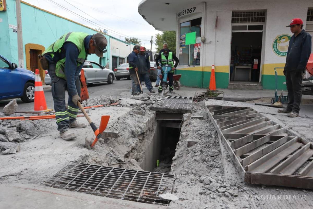 $!Automovilistas enfrentan desvíos en Álvaro Obregón debido a las maniobras para reparar una rejilla pluvial.
