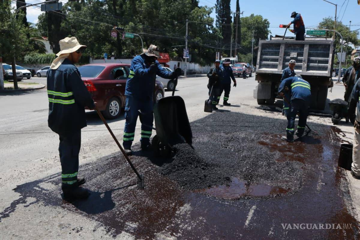 $!Brigadas de “Aquí Andamos” realizan trabajos de bacheo en colonias y avenidas principales para mejorar la movilidad en Saltillo.