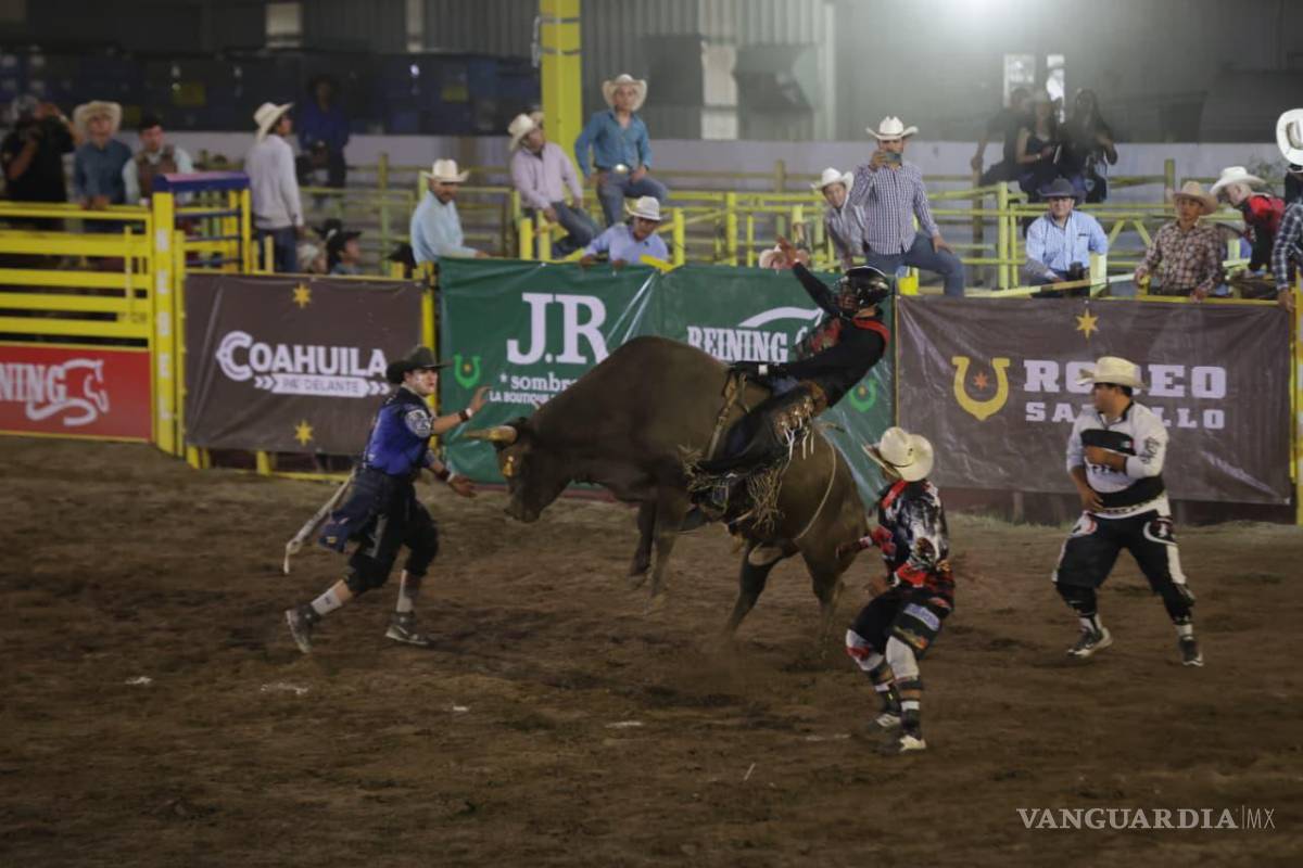 Logra Daniel Arantes 8 segundos de gloria en el Super Bull del Rodeo Saltillo