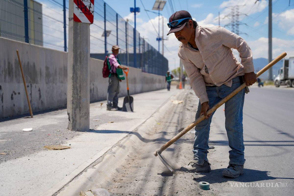 $!El canal entre Villa Sol y Escorial fue limpiado para evitar acumulación de residuos y mejorar el flujo del agua en temporada de lluvias.