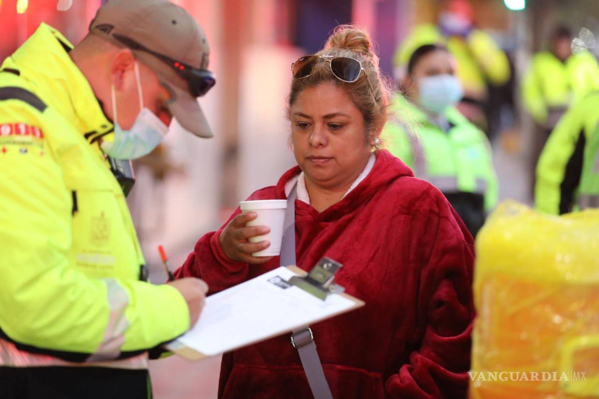 Ante bajas temperaturas Protección Civil reparte chocolate y cobertores, en NL