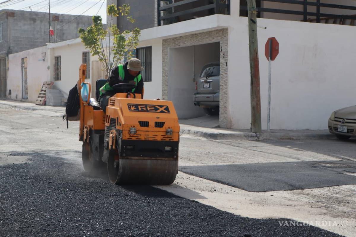 $!Cuadrillas municipales realizan trabajos de rehabilitación de vialidades en la colonia San José Oriente, como parte del programa permanente de mantenimiento urbano en Saltillo.