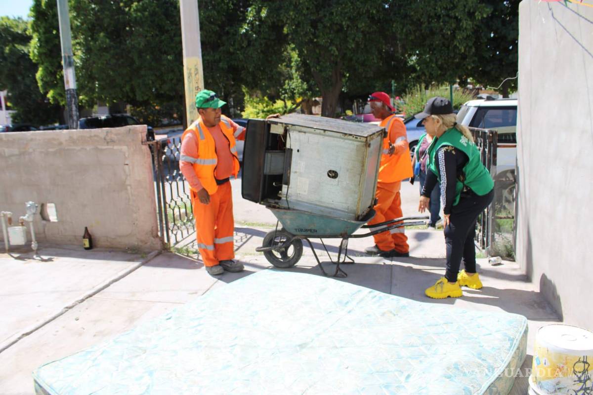 $!Habitantes colaboran entregando objetos en desuso durante la jornada comunitaria.
