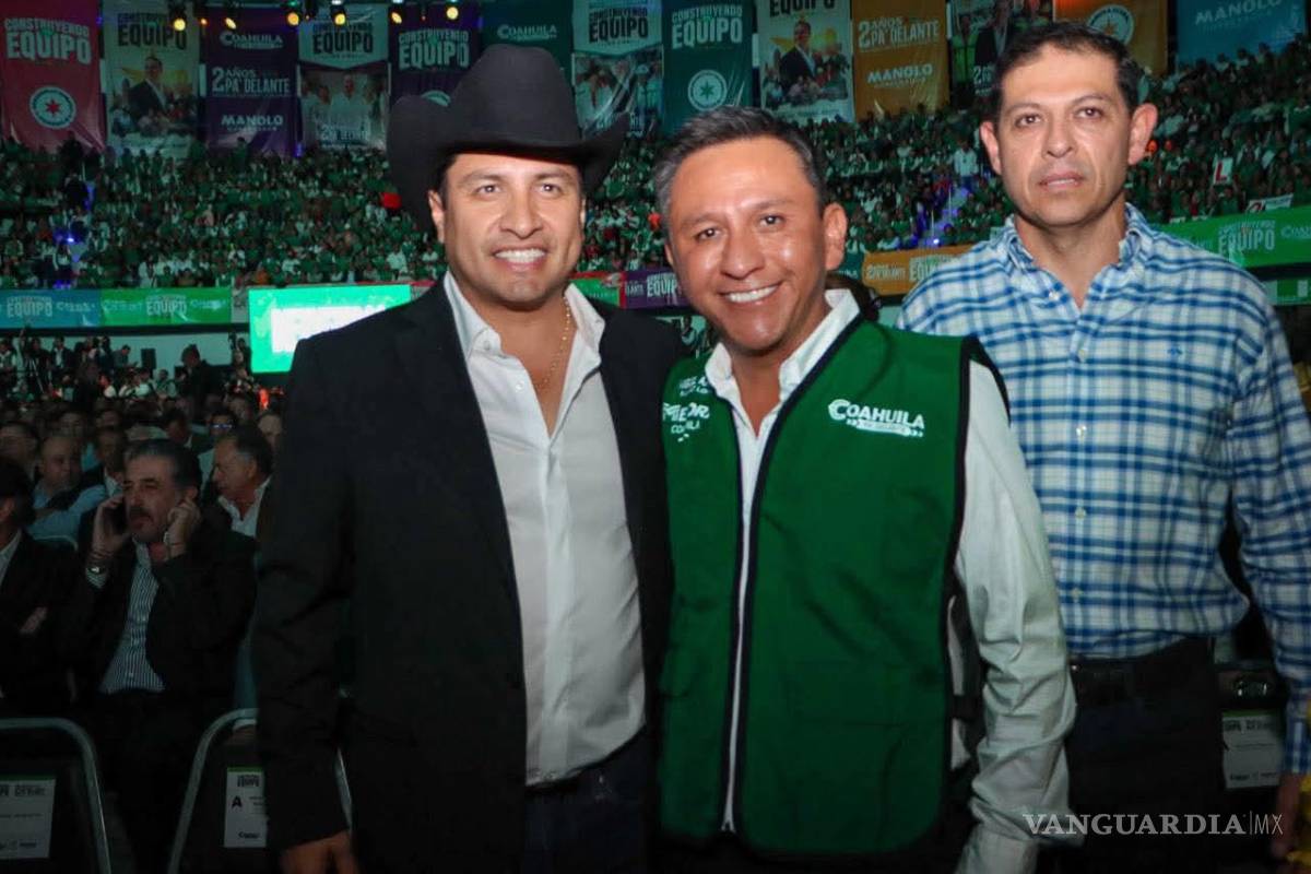 $!El público y funcionarios se tomaron fotografías con el cantante durante el evento oficial en Torreón.