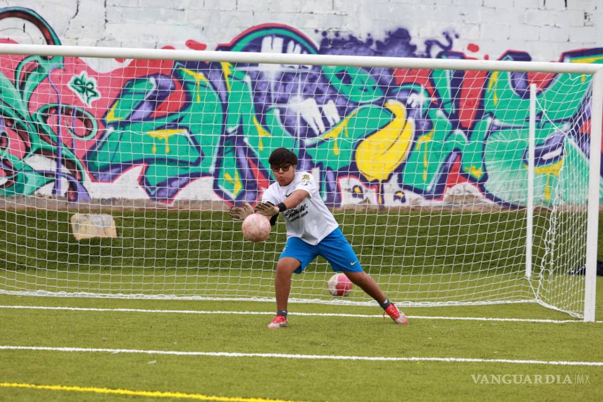 Saltillenses conviven en la nueva cancha rehabilitada de la colonia Espinoza Mireles
