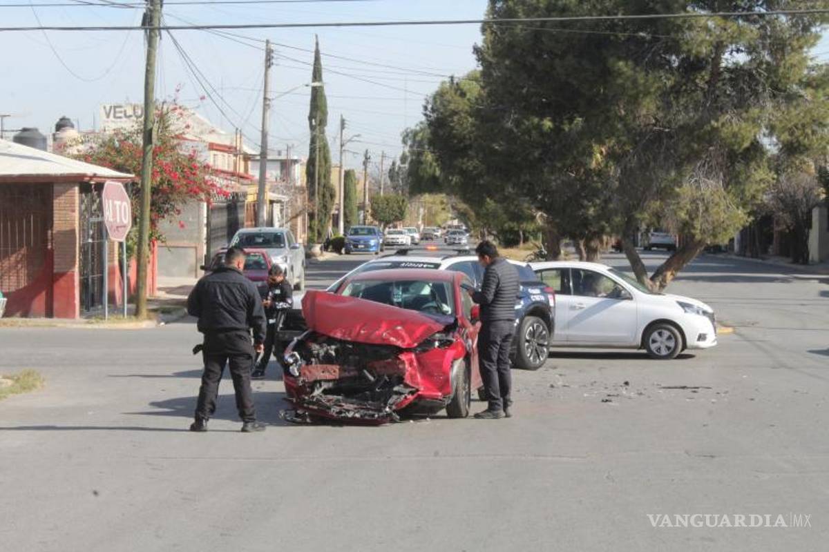 $!La policía vial aseguró ambos vehículos mientras se determinaban responsabilidades por el accidente.