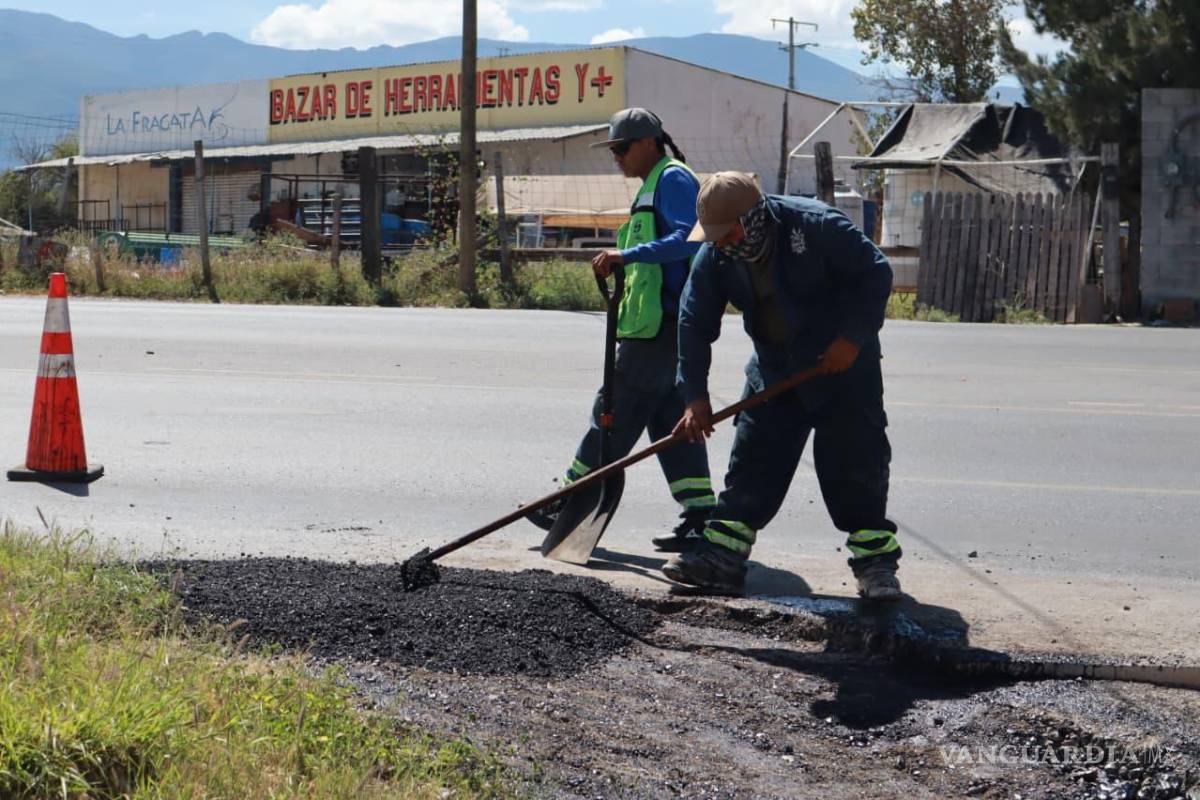 $!Brigadas del programa “Aquí Andamos” reparan el pavimento en el bulevar Jesús Valdés Sánchez, atendiendo los daños ocasionados por las lluvias recientes y mejorando la seguridad vial para la ciudadanía.