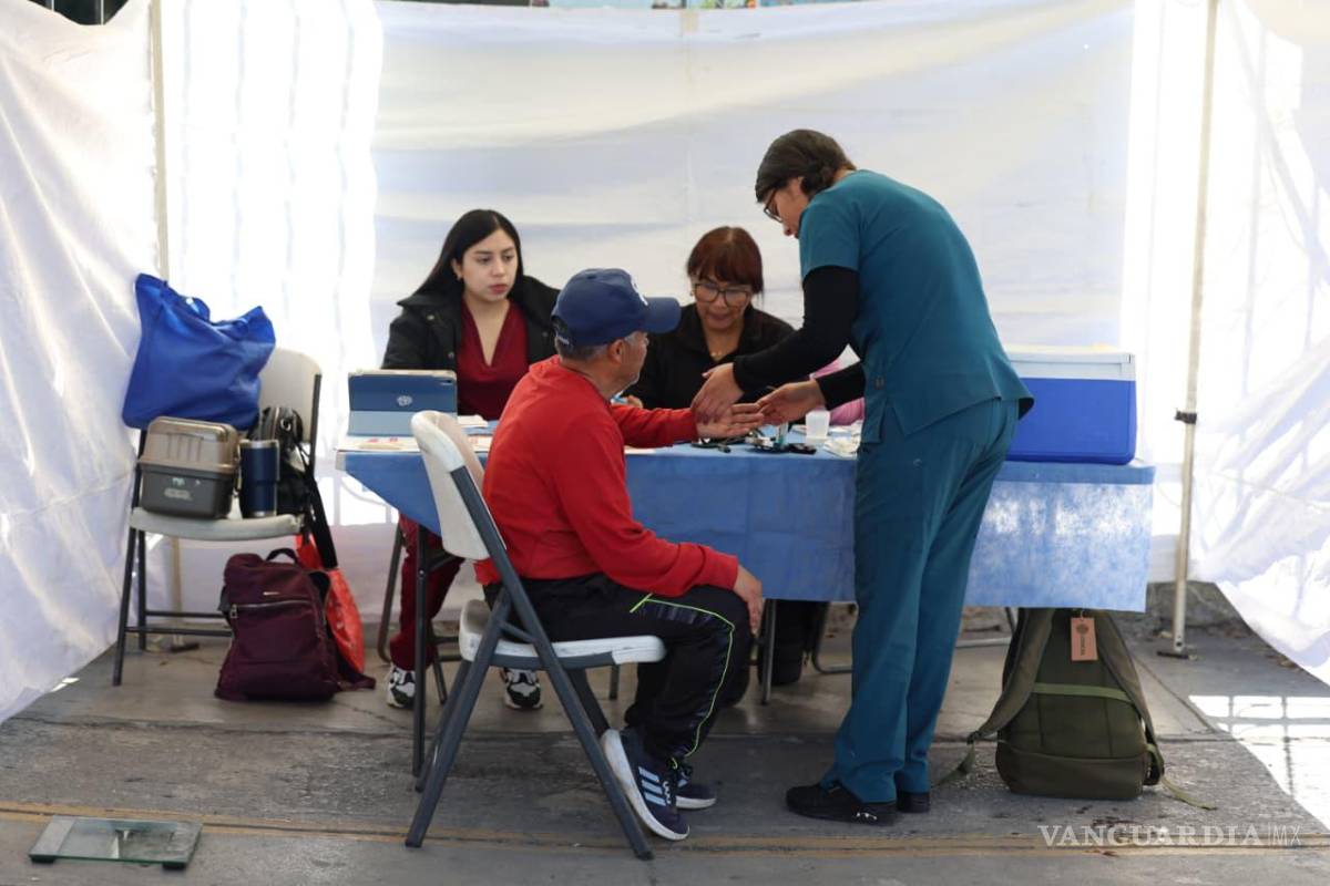 $!Personal de Salud Pública Municipal realizó pruebas gratuitas de detección de diabetes e hipertensión.