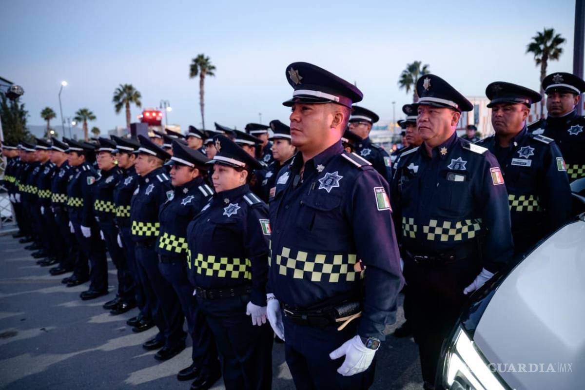 $!Elementos de los 16 agrupamientos de la Comisaría de Seguridad de Saltillo participaron en el pase de lista y de revista junto a autoridades federales y estatales.