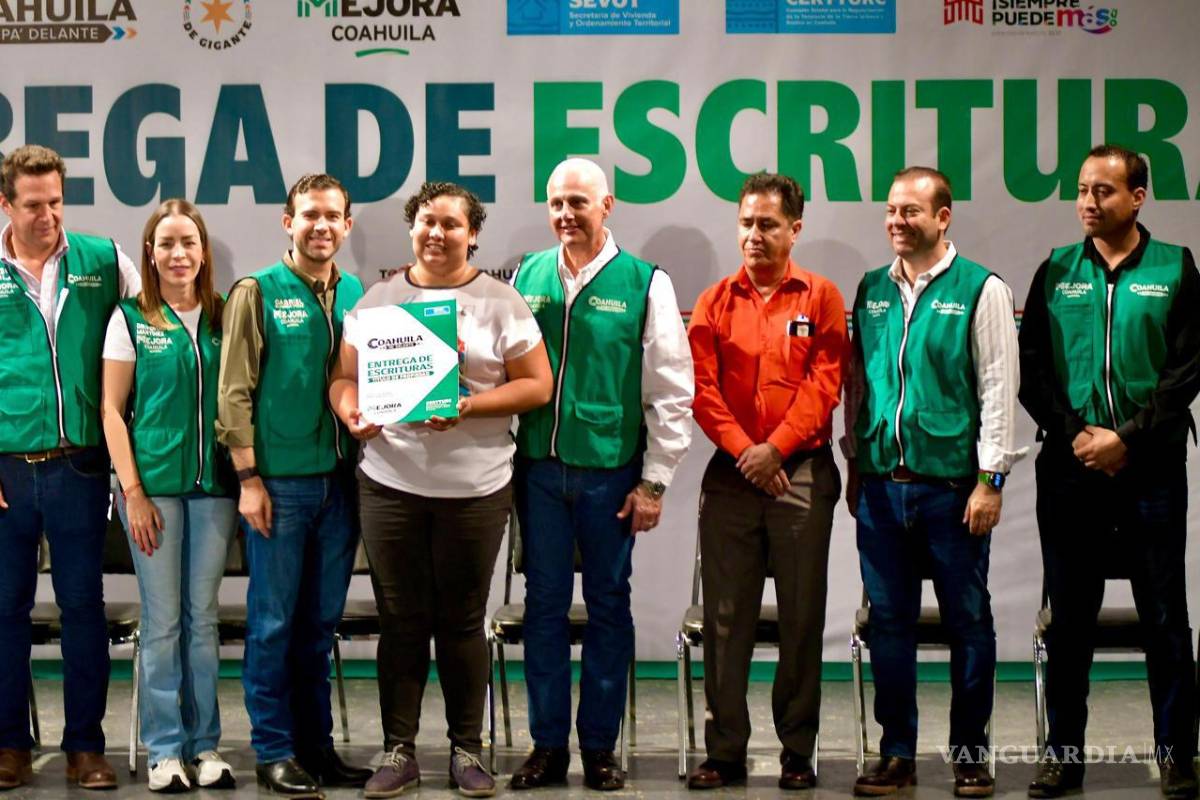 Entregan escrituras y dan certeza jurídica a más de 120 hogares de Torreón