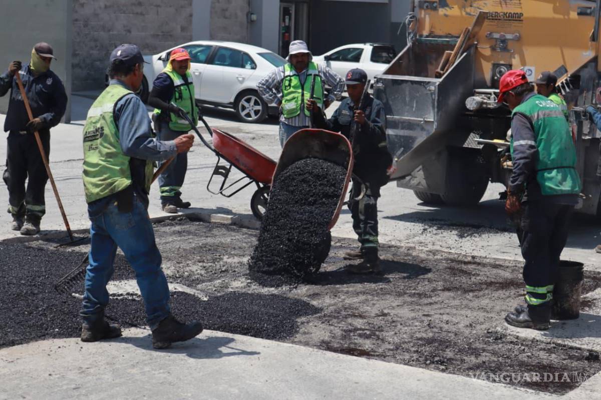 Limpian y rehabilitan la calle Rayón tras daños por intensas lluvias en Saltillo