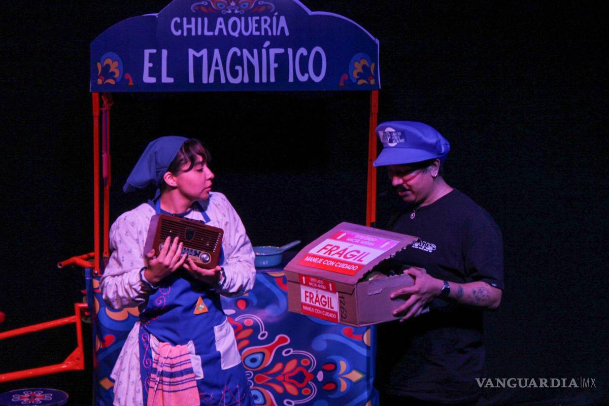 $!Entre títeres y memorias llega la obra de teatro ‘Chilaquiles de toros y flores’ a Saltillo