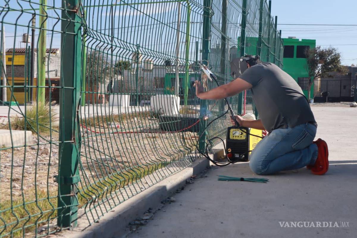 $!Personal del Ayuntamiento reparó la malla ciclónica del Centro Comunitario Misión Cerritos para garantizar mayor seguridad a los usuarios.