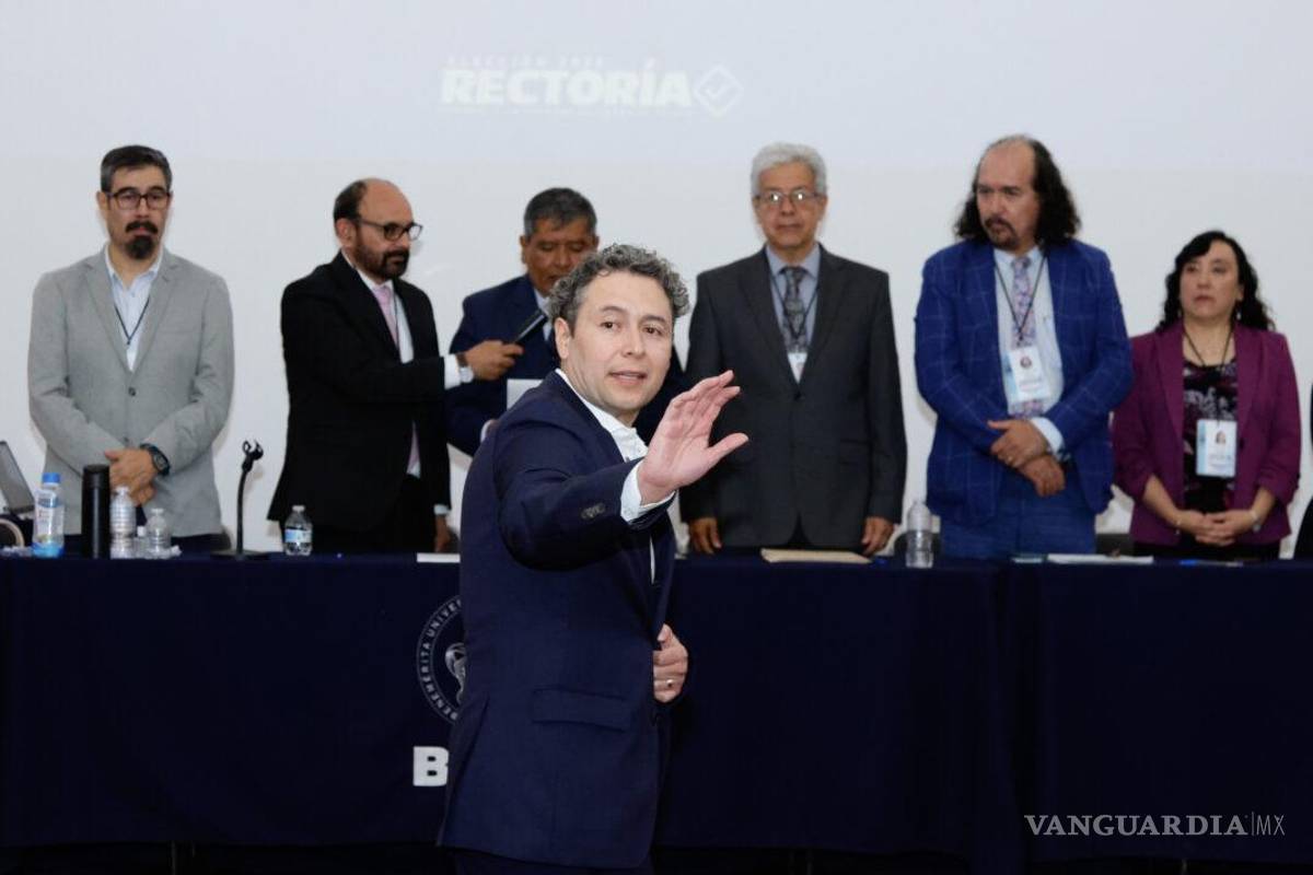 $!Zepeda Memije se desmaya tras ser descalificado para ir por la rectoría de la BUAP por documentos falsificados (VIDEO)