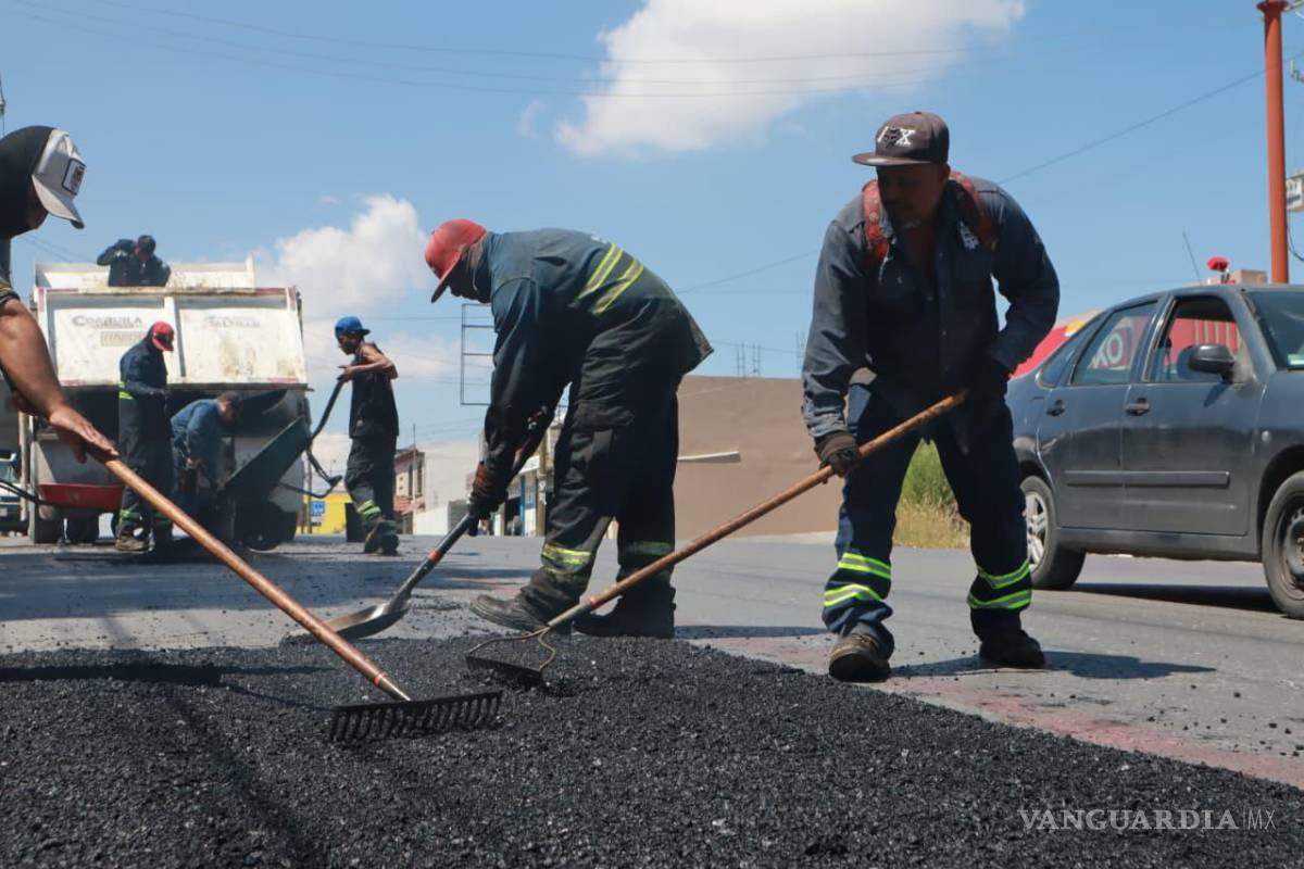 Saltillo refuerza acciones de bacheo en calles y avenidas principales