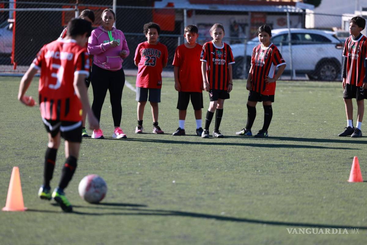 $!En la colonia Ojo de Agua se imparten clases de fútbol a cargo del promotor Ricardo Duéñez.