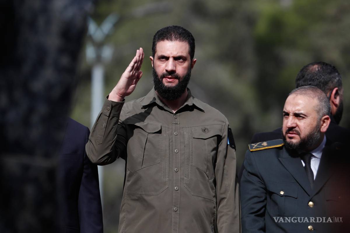 $!El presidente interino de Siria, Ahmad al-Sharaa, saluda en el desfile militar para celebrar el primer aniversario del derrocamiento del expresidente Bashar al-Assad.