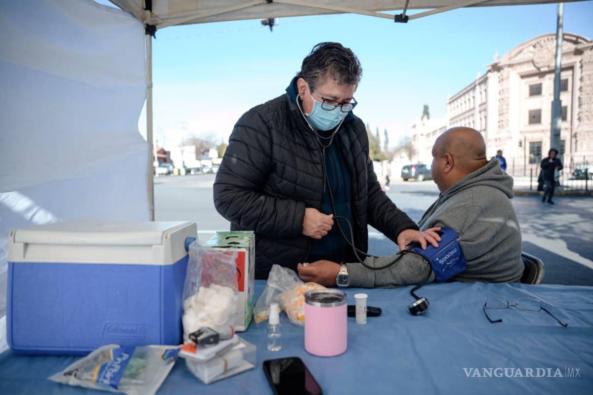 $!La Dirección de Salud Pública Municipal ofreció detecciones de diabetes, hipertensión y servicios gratuitos durante la jornada dominical en el bulevar Venustiano Carranza.