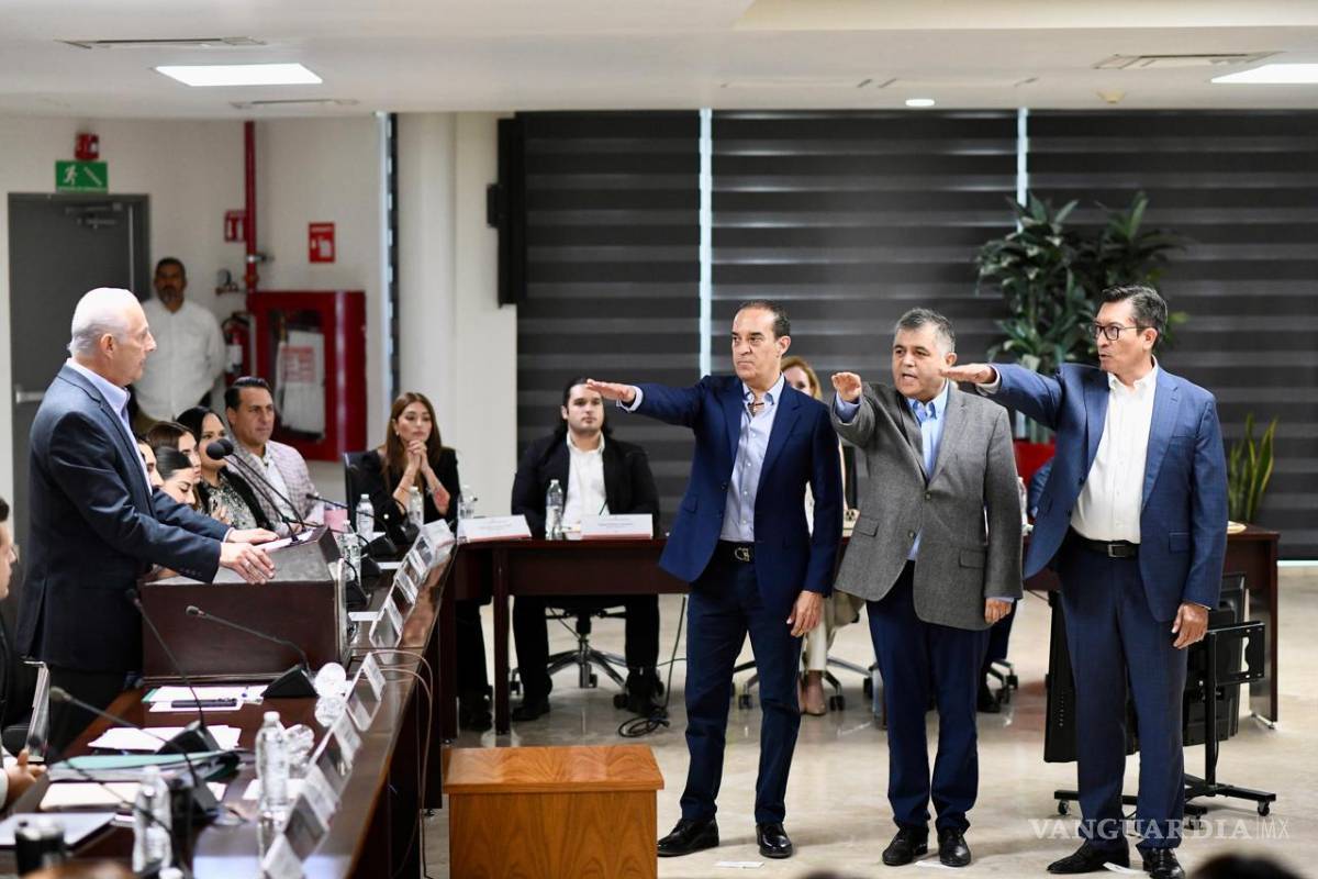 Toma protesta Román Cepeda a tres nuevos funcionarios municipales de Torreón