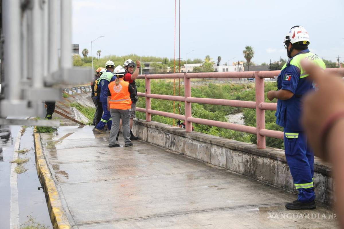 Lluvias causan encharcamientos, cierres viales y el rescate de dos personas, en Nuevo León