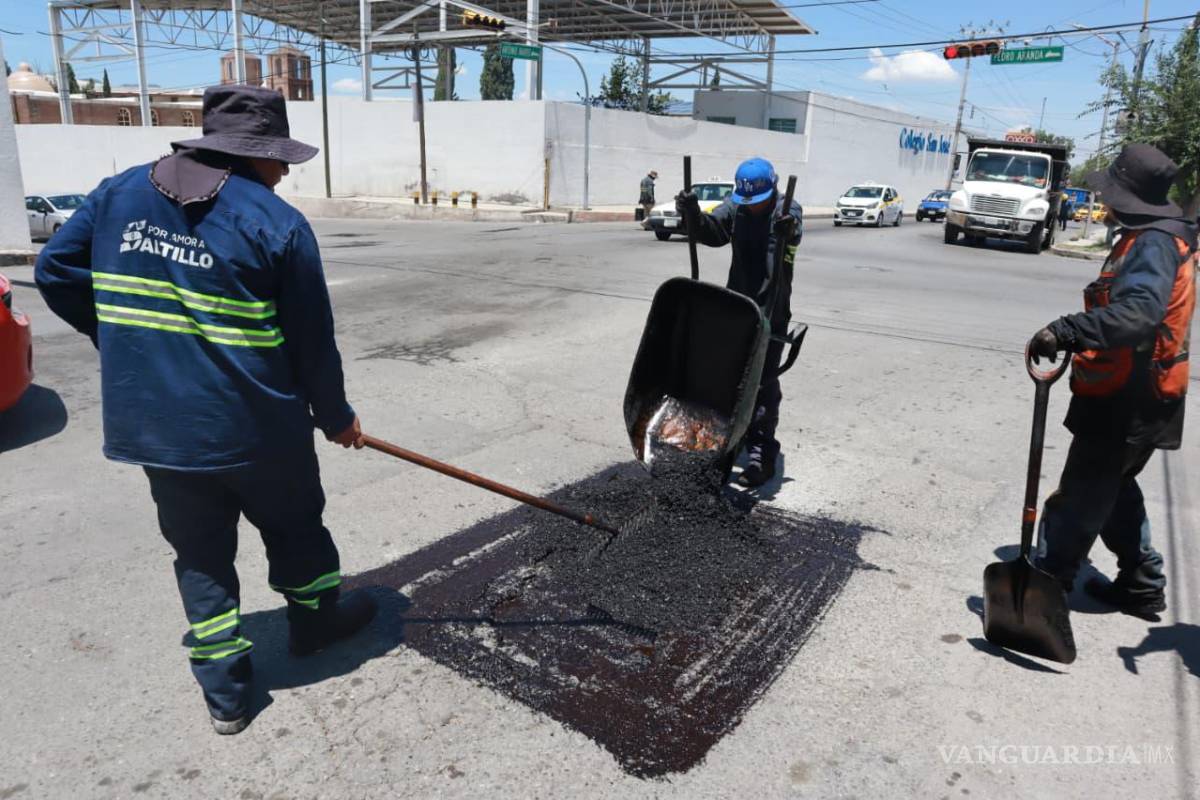 $!Personal municipal trabaja en la reparación de la Calzada Antonio Narro para mejorar la seguridad vial de peatones y automovilistas.