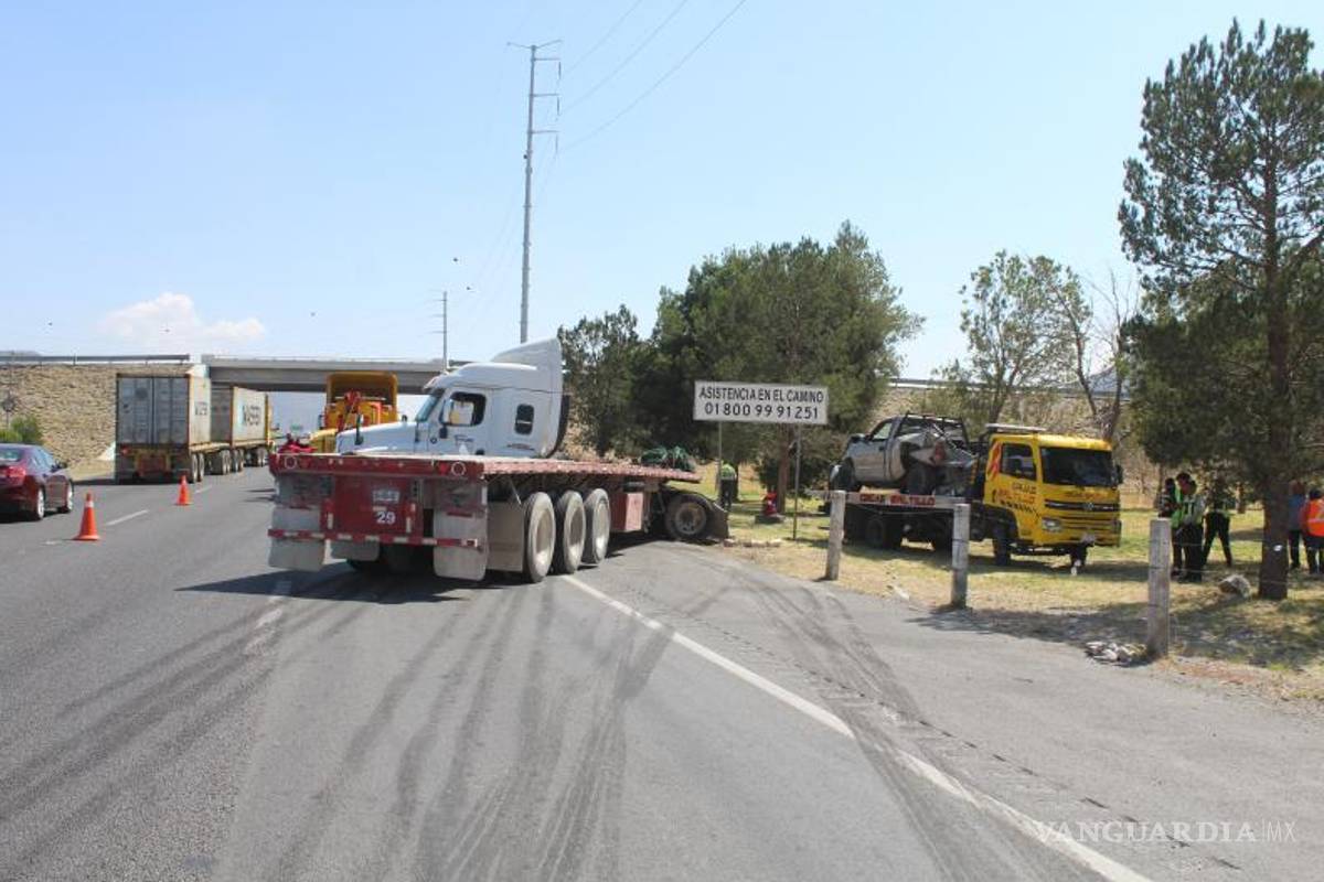 $!Personal de la Guardia Nacional acudió al kilómetro 22 para asegurar el área y realizar el peritaje del accidente.