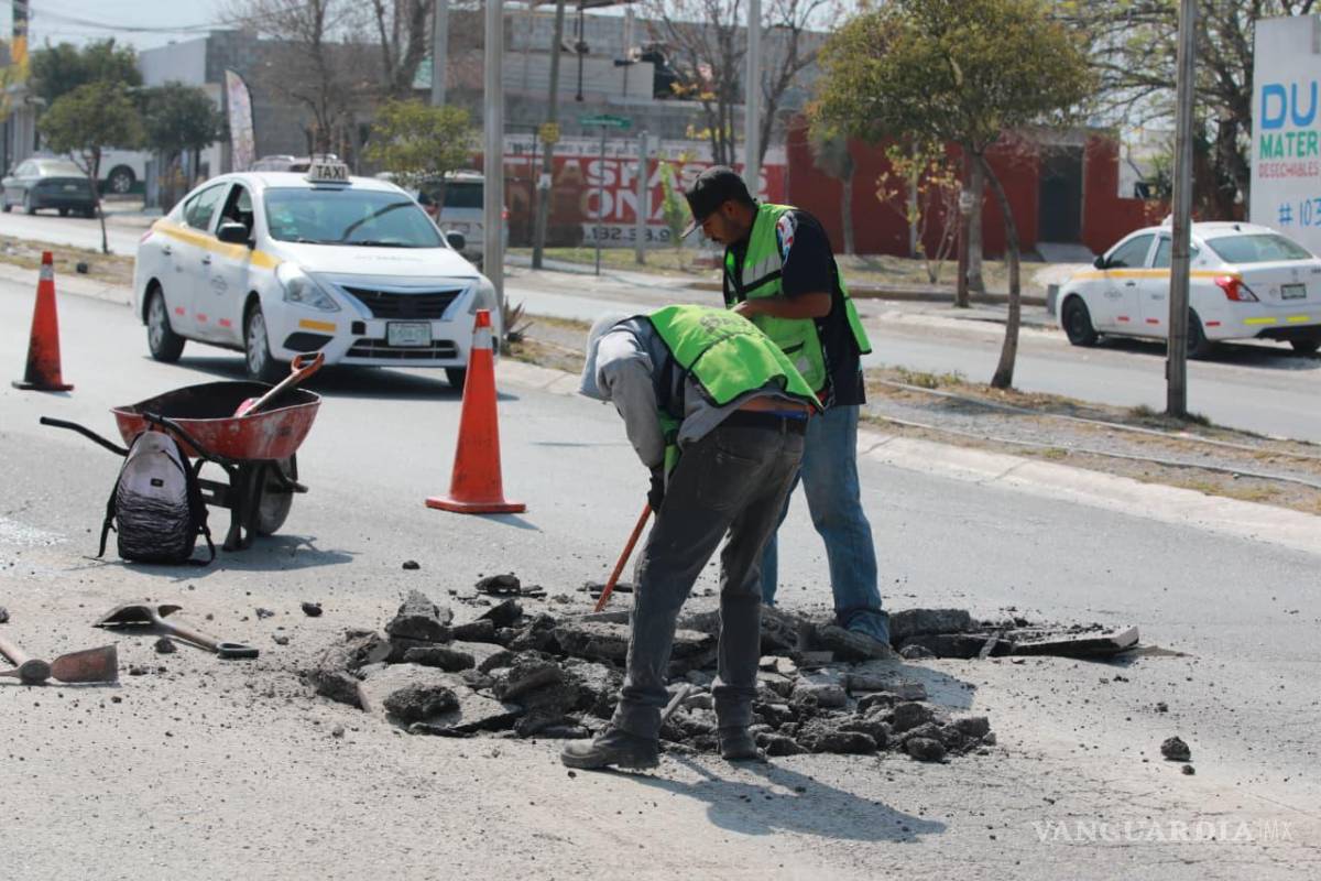$!Cuadrillas municipales realizaron trabajos de rehabilitación del pavimento en el bulevar Misión Santa Lucía para mejorar la movilidad en el sector.