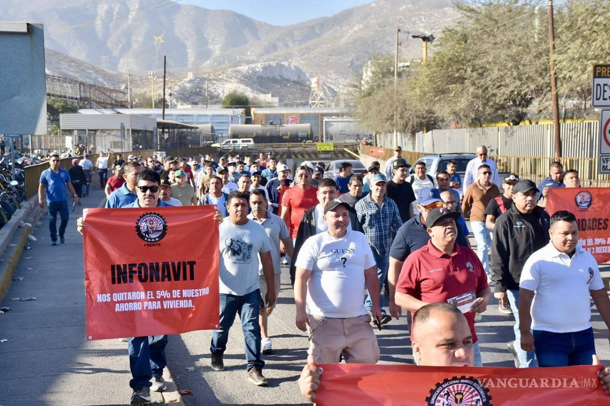 Protestan mineros de Torreón contra reformas laborales que afectan sus ingresos y derechos