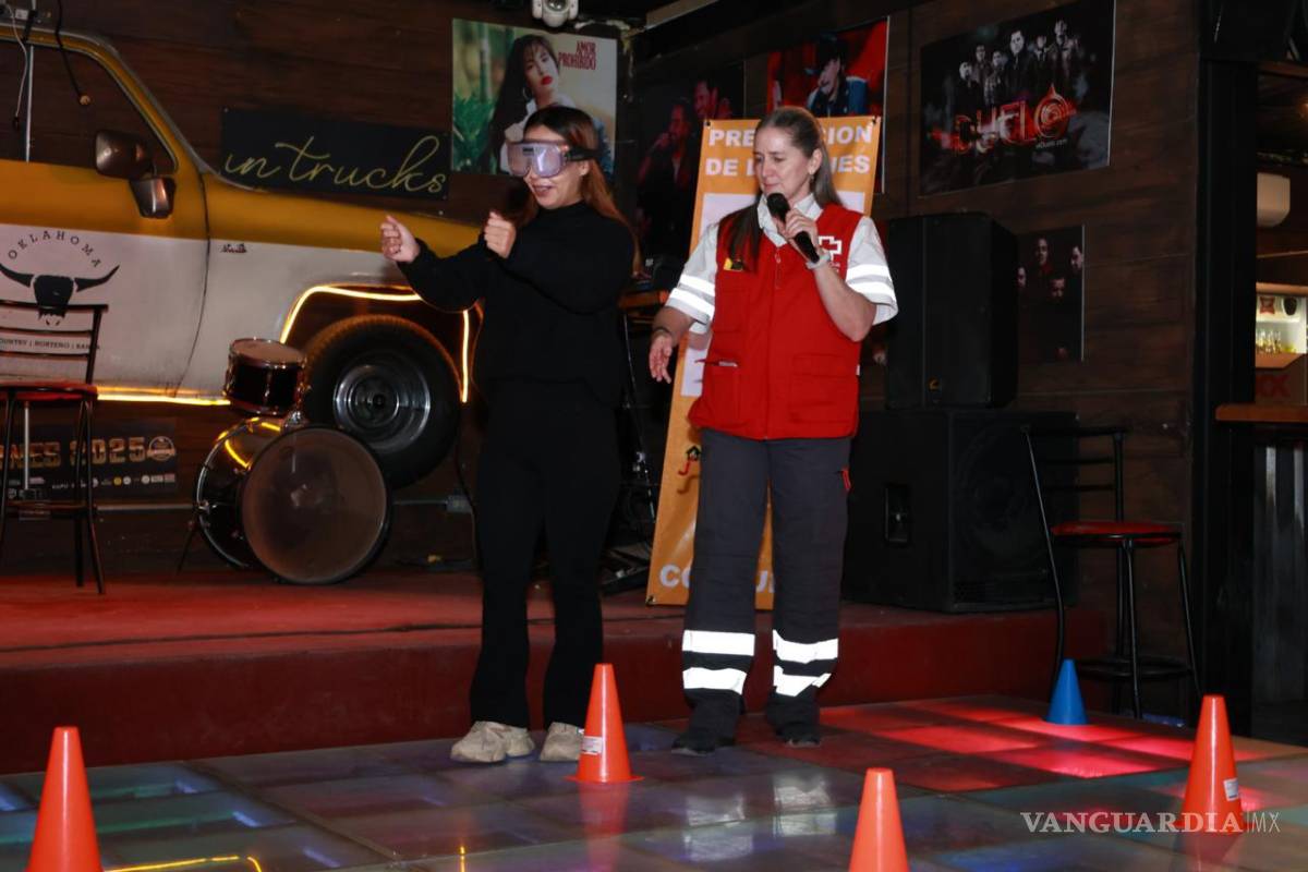 $!Personal de la Cruz Roja impartió recomendaciones sobre consumo responsable y prevención de riesgos, reforzando la cultura de autocuidado en centros nocturnos.