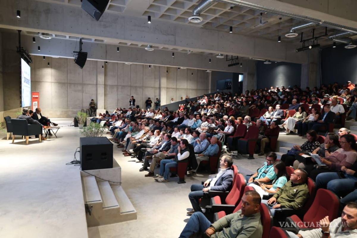 $!Representantes de cámaras empresariales, instituciones educativas, organizaciones civiles asistieron a la presentación del libro.