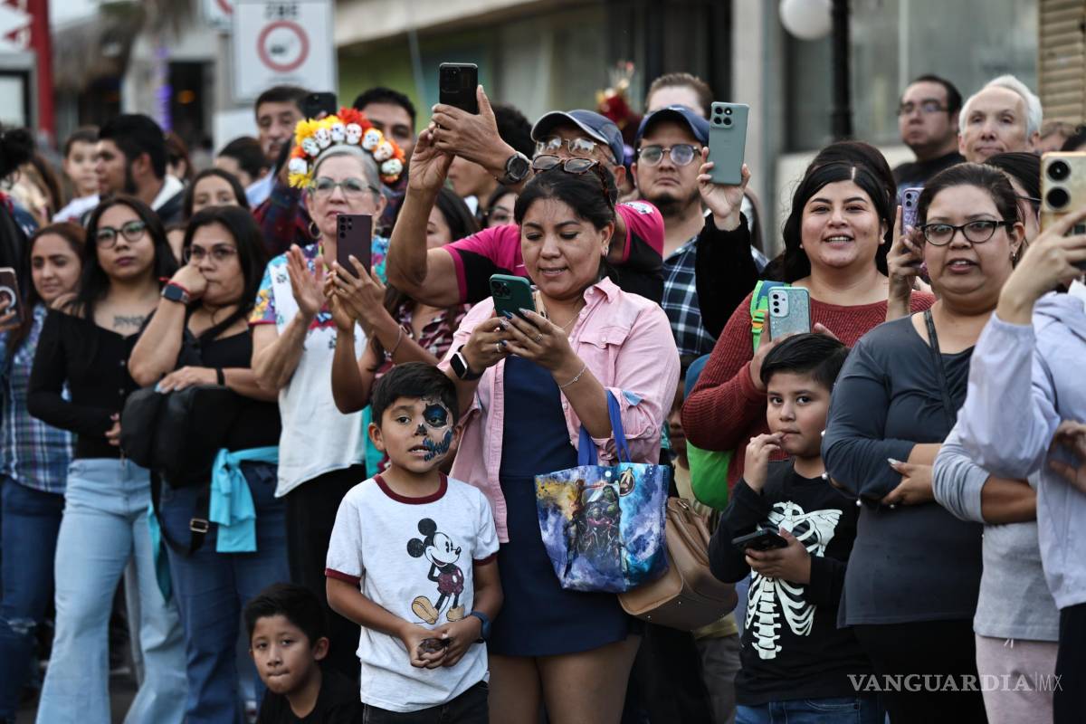 $!El público celebra cada paso de los carros alegóricos y las catrinas en su recorrido.