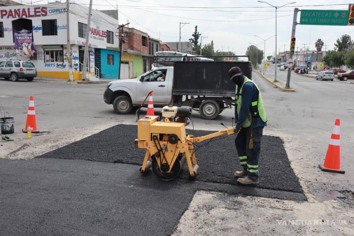 $!Saltillo refuerza mantenimiento vial con intensivo programa de bacheo y recarpeteo.