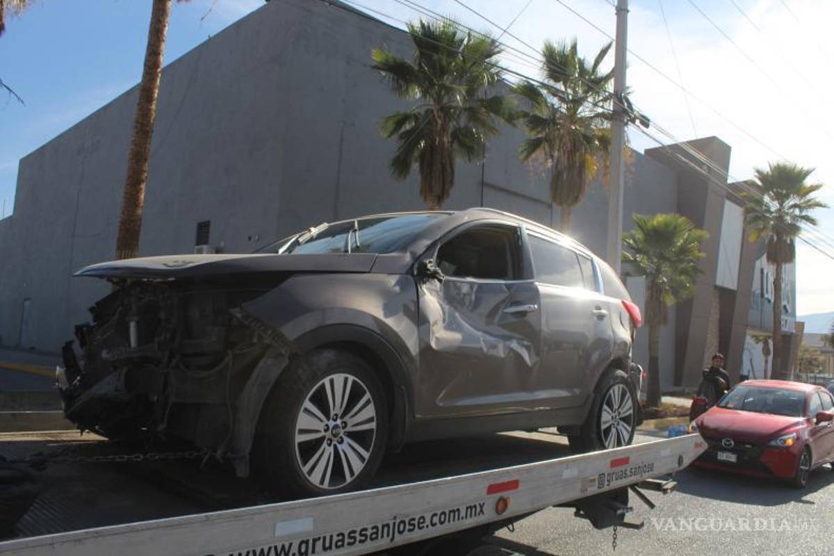 $!El conductor aseguró que otro vehículo lo golpeó antes de perder el control y chocar.