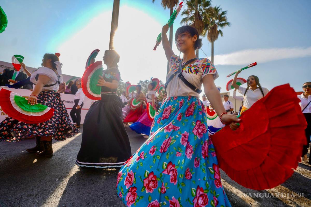 $!El desfile se desarrolló en un ambiente familiar, con amplia participación de ciudadanos que acudieron a presenciarlo.