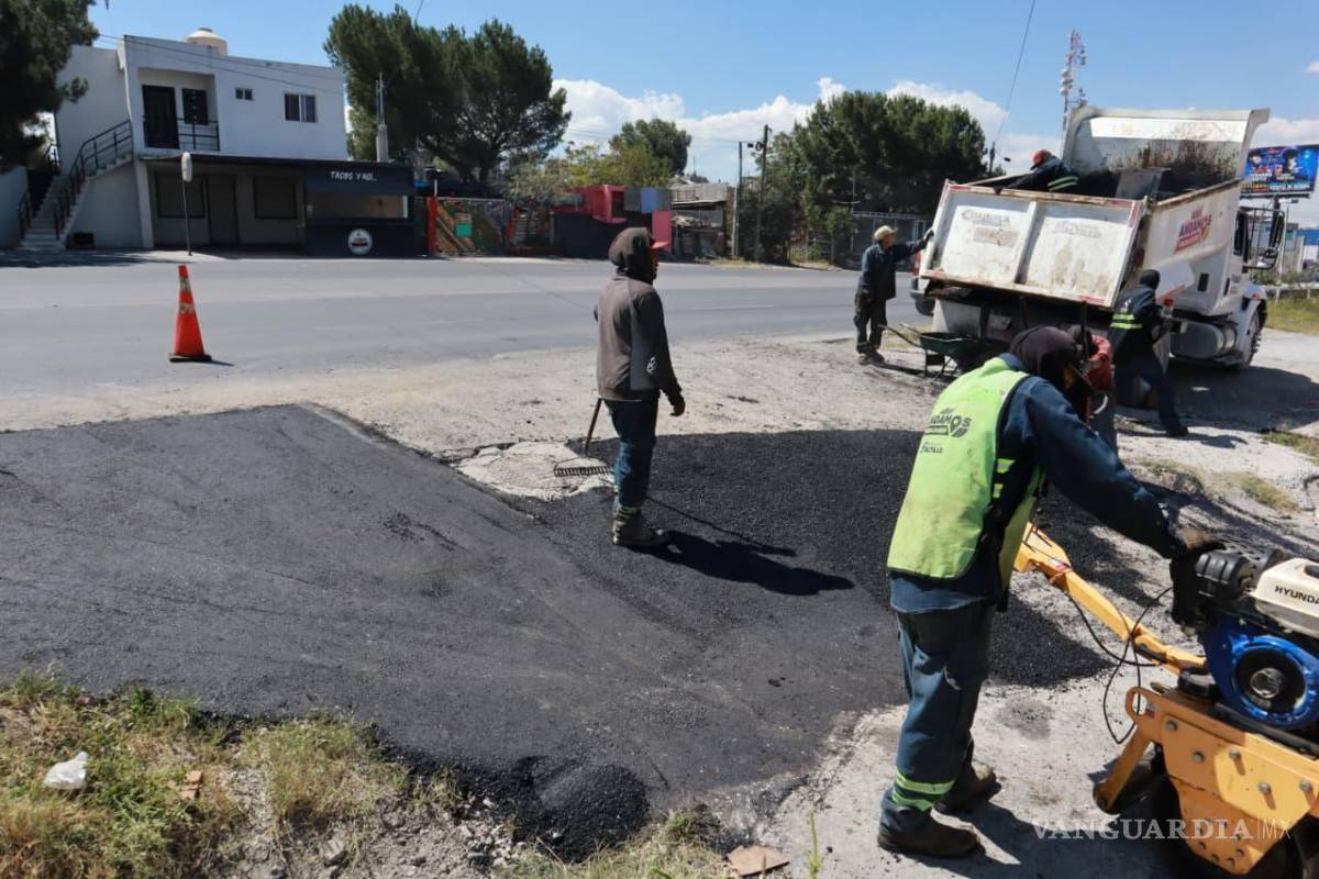 $!Personal de la Dirección de Infraestructura y Obra Pública trabajó en la colonia Saltillo 2000, reparando baches en el bulevar Javier García Villarreal y garantizando la movilidad en una de las vialidades más transitadas al poniente de la ciudad.