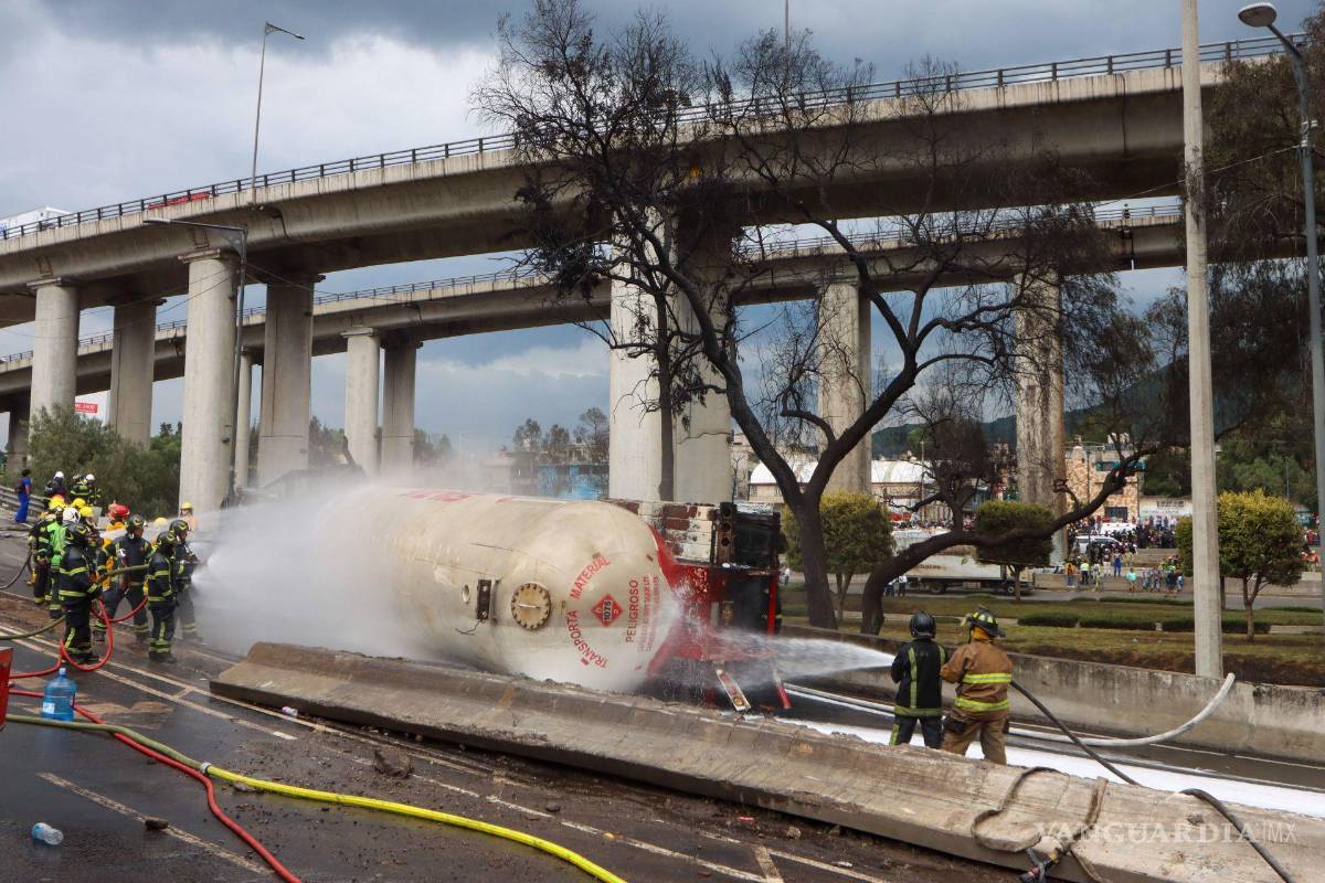 Fiscalía CDMX descarta que volcadura de pipa de gas en Iztapalapa fuera por bache