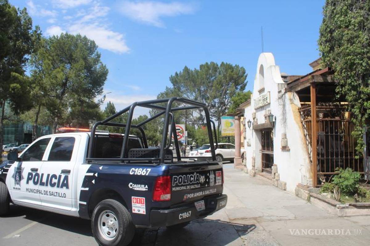 $!La Policía de Saltillo se presentó en el hotel para resguardar las evidencias del deceso.