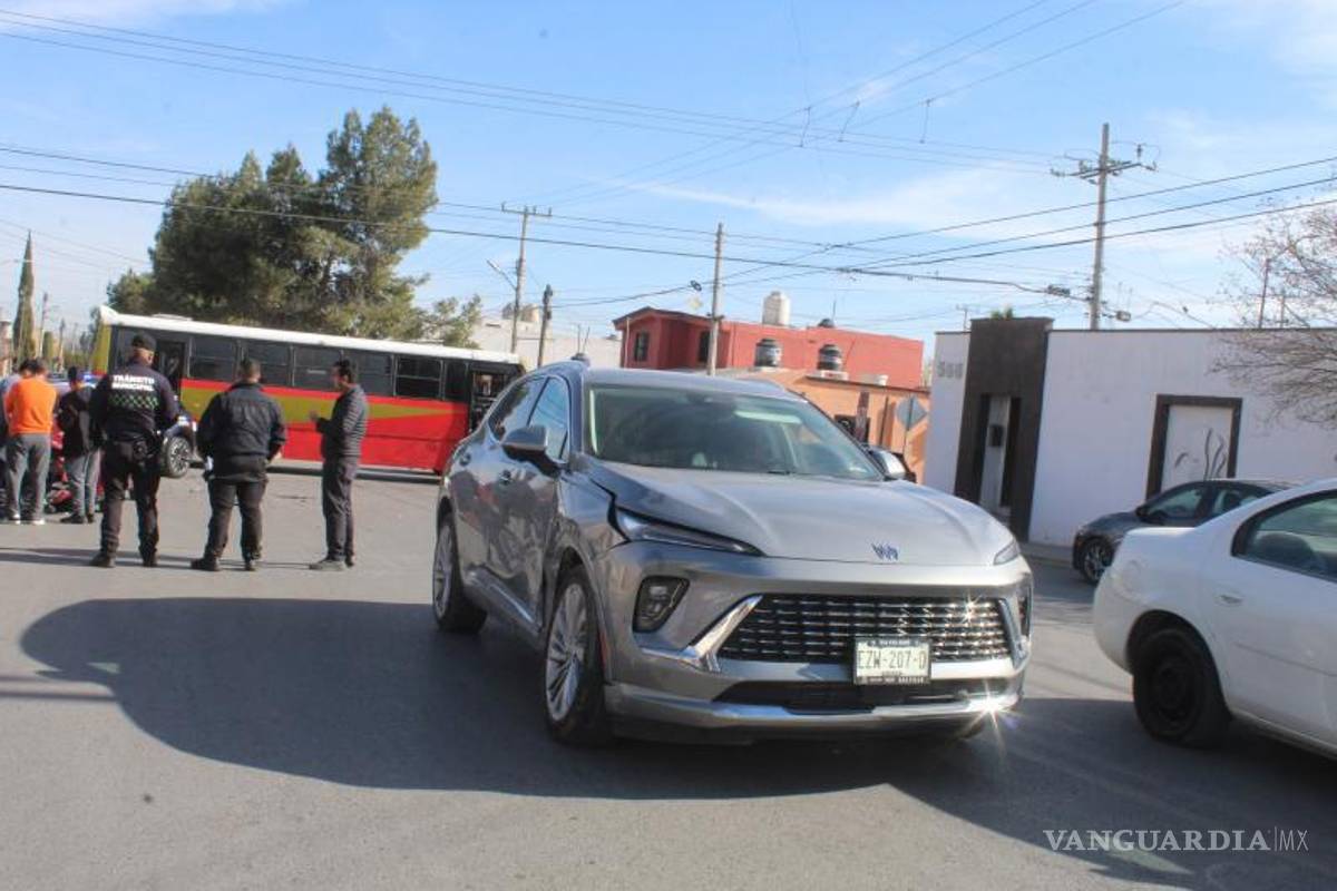 $!La camioneta, conducida por Magdalena Sofía “N”, sufrió un impacto en el costado derecho delantero.