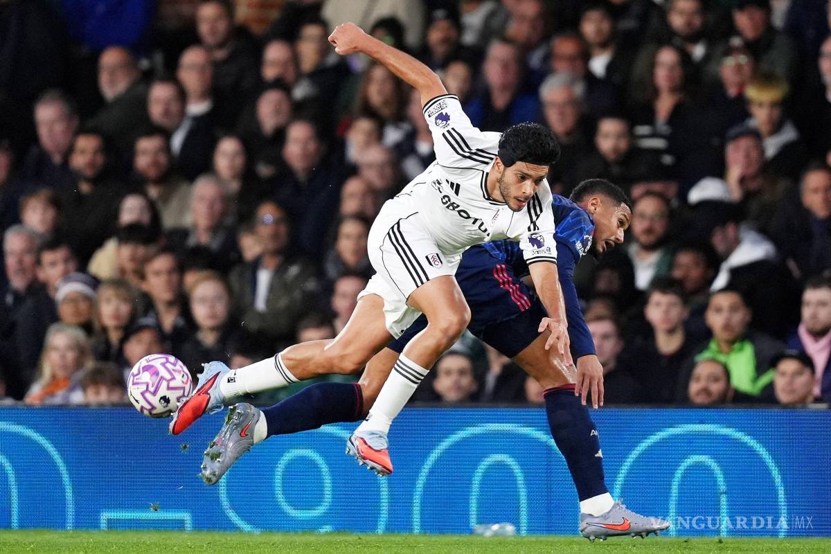 Raúl Jiménez fue titular y jugó los 90 minutos en la derrota del Fulham ante el Arsenal
