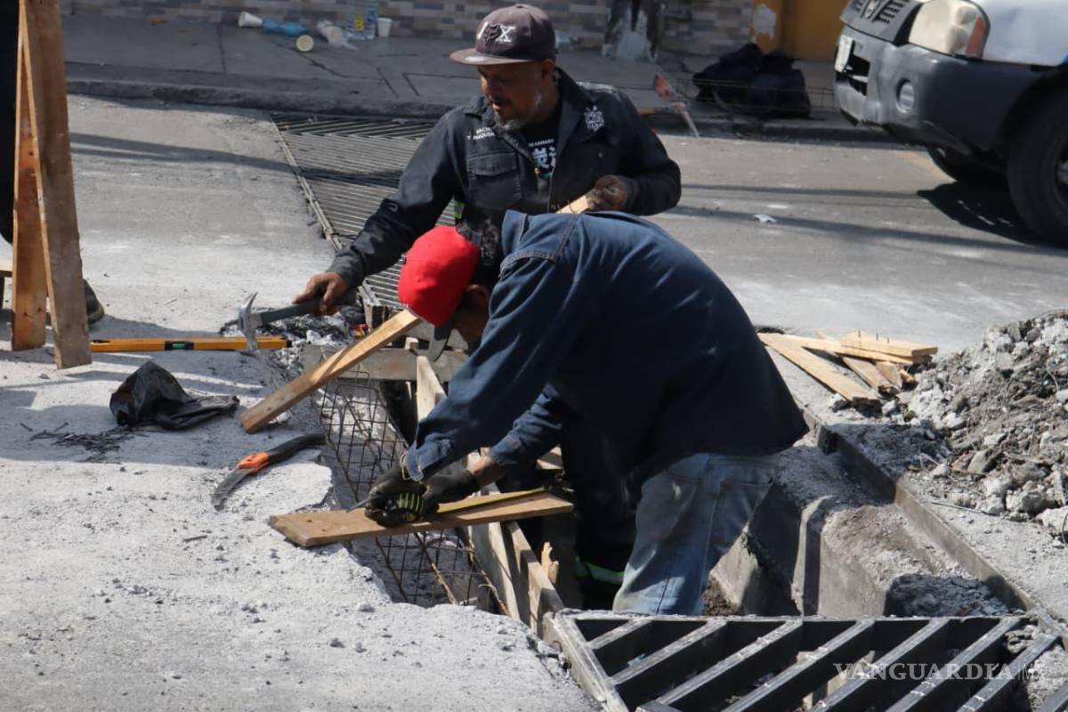 Saltillo: Reparan rejillas pluviales en Valle de las Flores para prevenir inundaciones