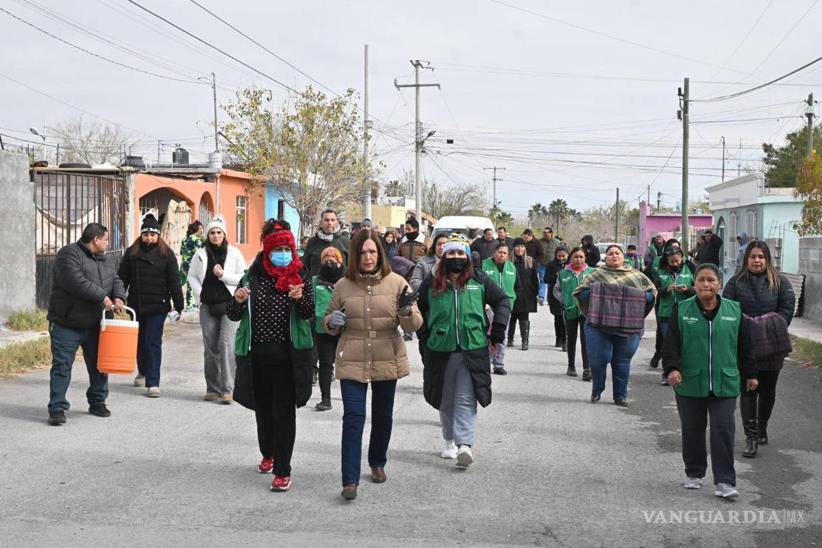 $!Personal municipal entregó colchas y alimentos calientes durante los recorridos preventivos.