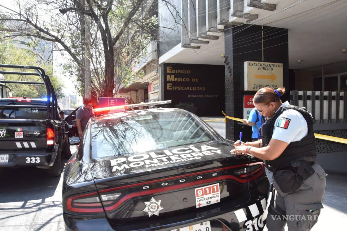 Ejecutan cateo a clínica tras muerte de joven saltillense durante procedimiento estético, en Monterrey