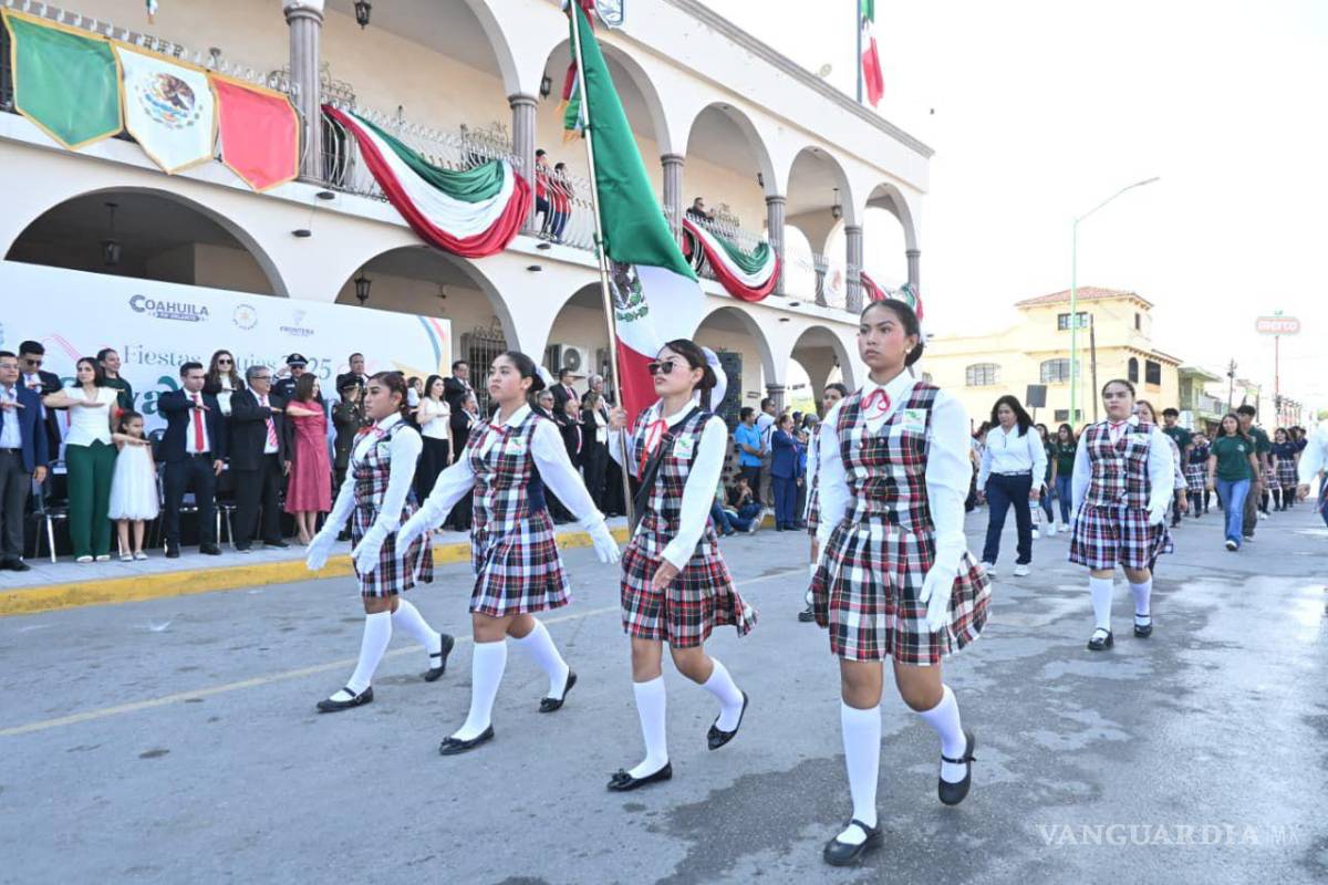 $!Contingentes escolares, Ejército Mexicano y autoridades locales participaron en una jornada que honró la memoria de los héroes nacionales.